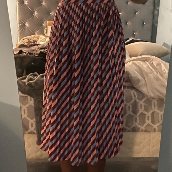 Knee length float skirt - Picture 4 of 6